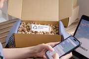 Anzeigenverkauf: Verhandlung via Chat auf dem Smartphone und Päckchen mit verpacktem Produkt aus der Anzeige